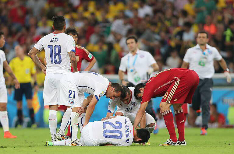 Chiles Torschütze Charles Aranguiz hat beim 2:0-Sieg über Spanien eine leichte Verstauchung im linken Knie erlitten. Er wurde aber bis zur nächsten Partie wieder fit.