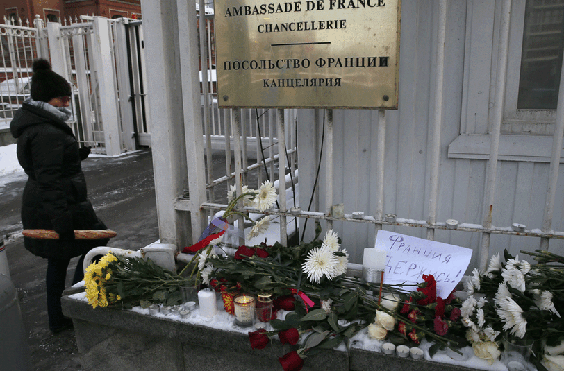 Blumen vor der französischen Botschaft in Moskau.