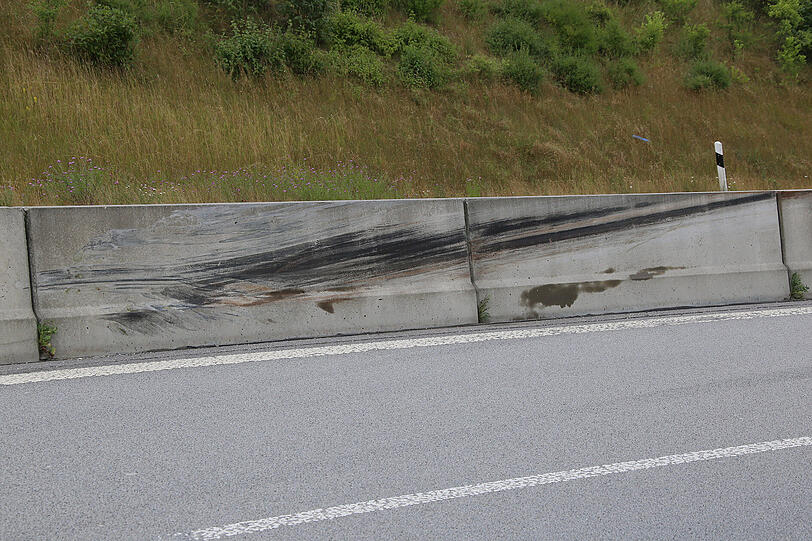 Der Mercedes-Fahrer fuhr auf der A94 mit überhöhter Geschwindigkeit in einen Fahrbahnteiler. Er wurde mit schweren Verletzungen in ein Krankenhaus gebracht.