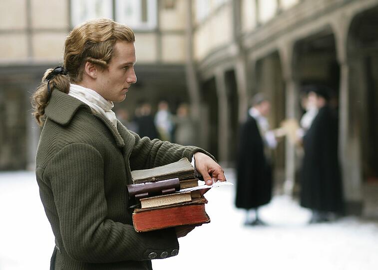 Alexander Fehling in der Rolle des Johann Wolfgang von Goethe bei Dreharbeiten des Kinofilms "Goethe!". Sein Werk "Faust II" wird in der Pasinger Fabrik gelesen.