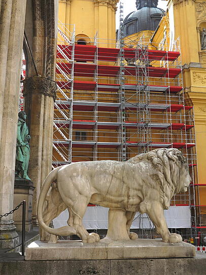Seit Kurzem umspannt ein Grüst die Theatinerkirche am Odeonsplatz. Die Bilder.