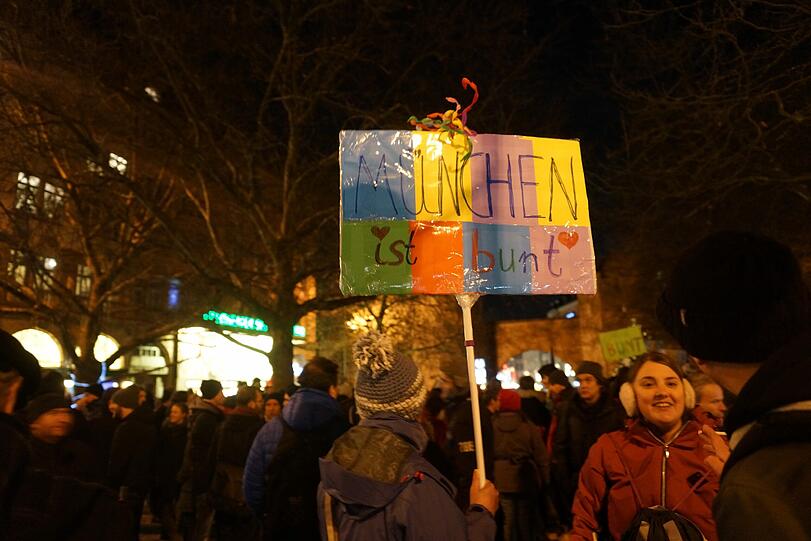 Münchner zeigen Flagge gegen Fremdenhass. Die Muegida bricht die Demonstration bereits am Oberanger ab. Die Bilder von dem kurzen Spaziergang in München.