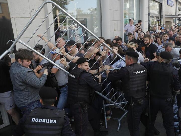 Demonstranten geraten mit der Polizei in Moskau gegeneinander.