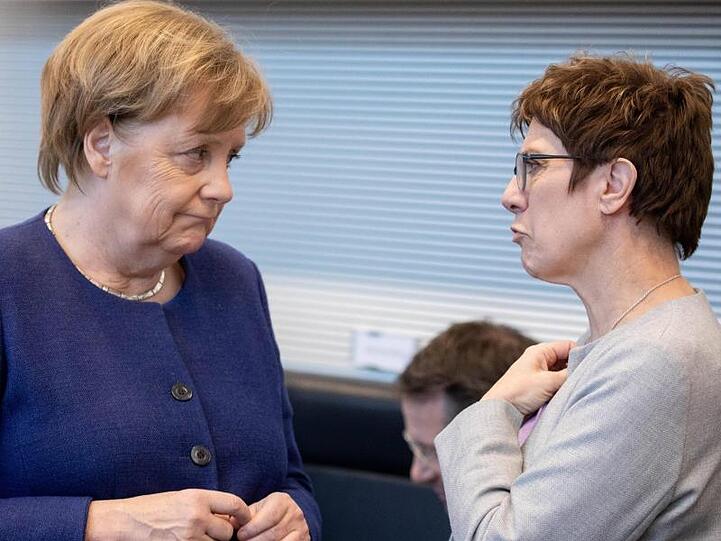 In der CDU fragen sich manche: Löst die neue Vorsitzende und Wunsch-Nachfolgerin von Angela Merkel, Annegret Kramp-Karrenbauer, ihre Förderin womöglich noch in diesem Jahr im Kanzleramt ab?