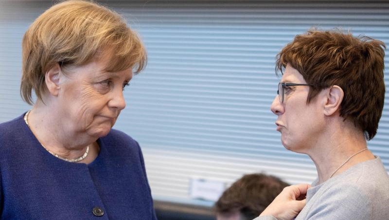 In der CDU fragen sich manche: Löst die neue Vorsitzende und Wunsch-Nachfolgerin von Angela Merkel, Annegret Kramp-Karrenbauer, ihre Förderin womöglich noch in diesem Jahr im Kanzleramt ab? In der CDU fragen sich manche: Löst die neue Vorsitzende und Wunsch-Nachfolgerin von Angela Merkel, Annegret Kramp-Karrenbauer, ihre Förderin womöglich noch in diesem Jahr im Kanzleramt ab?