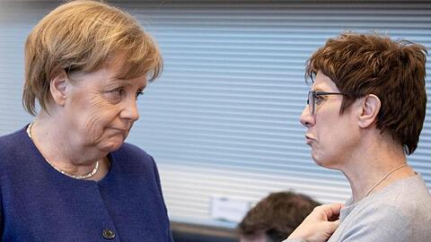 In der CDU fragen sich manche: Löst die neue Vorsitzende und Wunsch-Nachfolgerin von Angela Merkel, Annegret Kramp-Karrenbauer, ihre Förderin womöglich noch in diesem Jahr im Kanzleramt ab?
