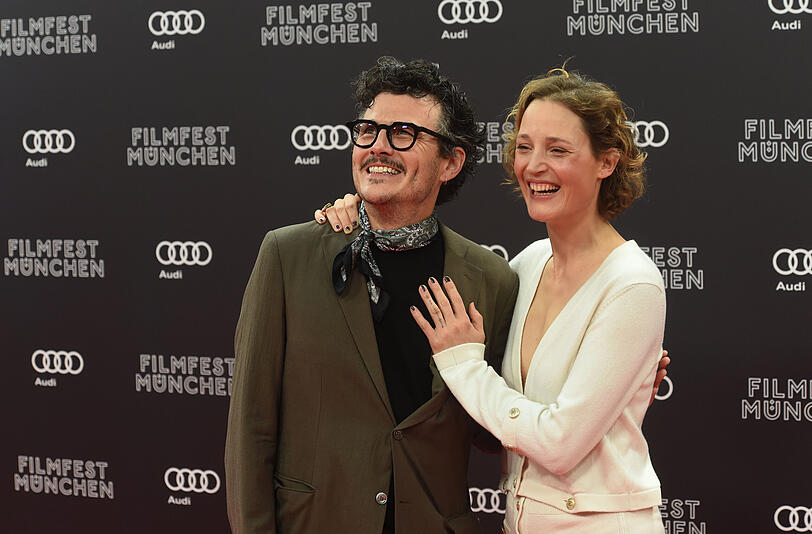 Die Schauspieler Manuel Rubey und Vicky Krieps stehen beim Filmfest in der Isarphilharmonie auf dem roten Teppich.