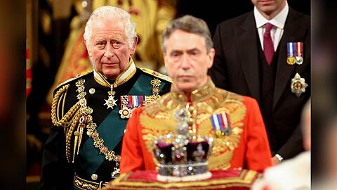 König Charles - damals noch Prince of Wales - schritt im Mai 2022 hinter der Imperial State Crown als Vertreter der Queen zur Parlamentseröffnung.