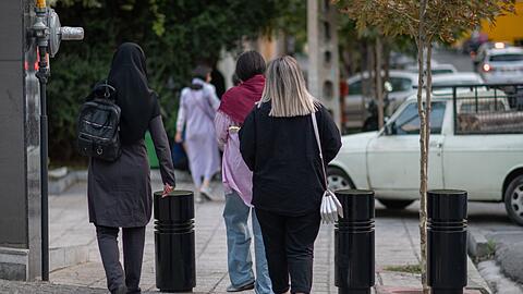 Kurz bevor sich der Tod der Protestikone Jina Mahsa Amini erstmals jährt, verschärft Irans Staatsführung den Kurs bei der Kopftuchpflicht. Viele Frauen sind aber ohne Kopftuch unterwegs.