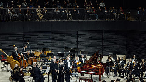 András Schiff, die Flötistin Sabine Kittel und der Geiger Matthias Wollong mit Musikerinnen und Musikern der Staatskapelle Dresden und einem Bösendorfer in der Isarphilharmonie.