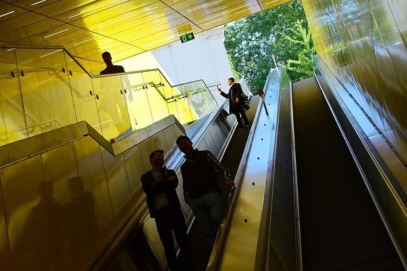 An der Blumenstraße gibt es nun einen neuen Zugang zum Bahnsteig der U1/U2. Die Rolltreppen sind die längsten in München, die direkt von der Ebene des Bahnsteigs an die Oberfläche führen.