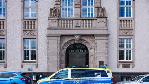 Ein Fahrzeug der Polizei steht vor dem Landgericht Saarbr&uuml;cken.