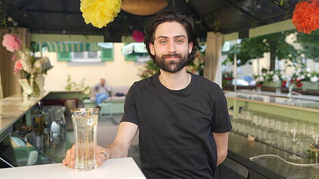 Leon Kahraman mixt seinen G&auml;sten gerne den St.-Germain Spritz mit Holunderlik&ouml;r, , Prosecco, Sodawasser und Zitronenzeste.