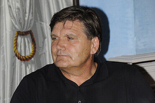 Der Star ist der Trainer: Hans Meyer coacht die Nationalmannschaft der deutschen Literaten.