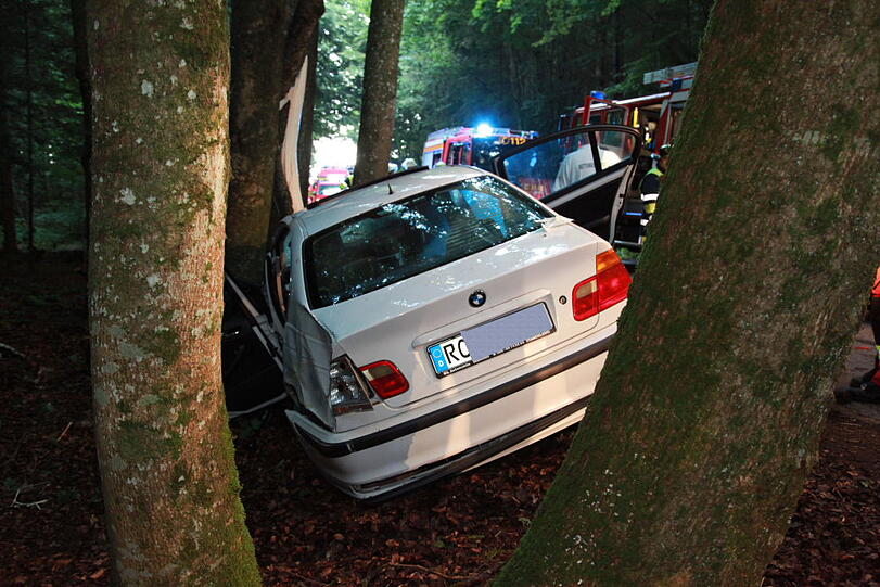 Bei einem schweren Verkehrsunfall sind am Sonntag vier Männer schwer verletzt worden. Die Unfallursache ist noch ungeklärt. Der Fahrer des BMW war von der Straße abgekommen und in eine Baumgruppe gerast - die Bilder des Unfalls.