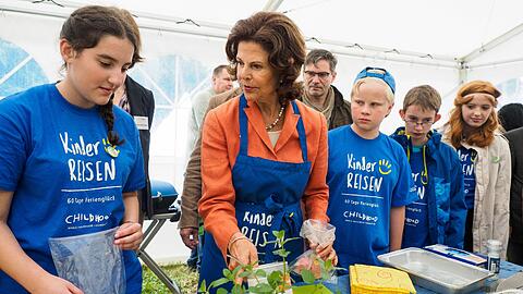 Das werden diese Kinder nie vergessen: Königin Silvia von Schweden bereitet gemeinsam mit ihnen das Essen zu. Sehen Sie hier die schönsten Bilder vom Besuch der Königin in Oberfranken. Foto: Nicolas Armer