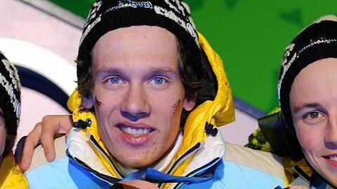 Tino Edelmann freut sich mit seinem Team über die Bronzemedaille bei den Olympischen Spielen 2010.