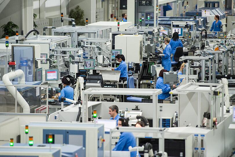 Siemens will neben Stellen in der Unternehmens-IT auch Arbeitsplätze in der digitalen Fabrik, der Zugsparte und im Ausbildungsberech streichen.