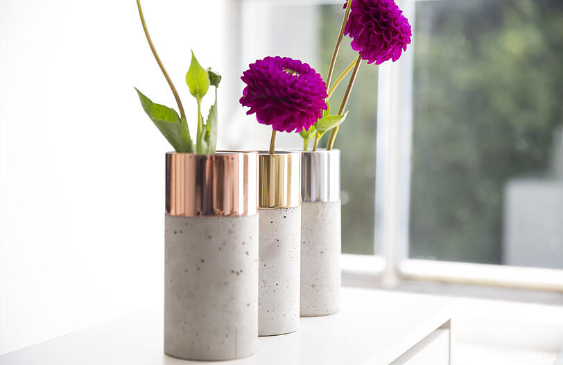 Beton gibt bei den schönen Leuchten und Vasen von Two Bold im Materialmix mit Kupfer, Aluminium oder Messing den Ton an.