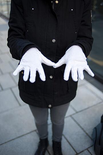 Franziska (21) hat sich Handschuhe verkauft und weiß noch nicht genau, was sie damit anstellen möchte - vielleicht Pantomime. Kosten: 1 €