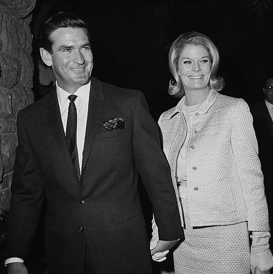 Rod Taylor im Jahr 1966 mit seiner Frau Mary Hilem. Er starb am 7. Januar 2015. Foto: dpa