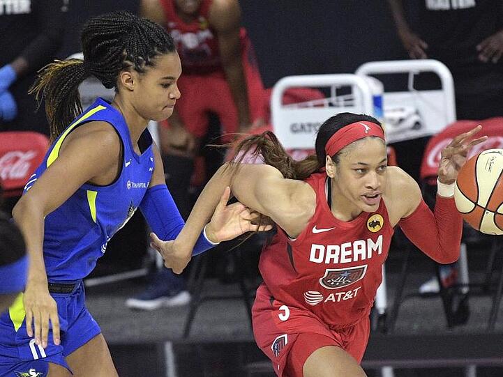Satou Sabally (l) von den Dallas Wings im Zweikampf gegen Chennedy Carter von Atlanta Dream.