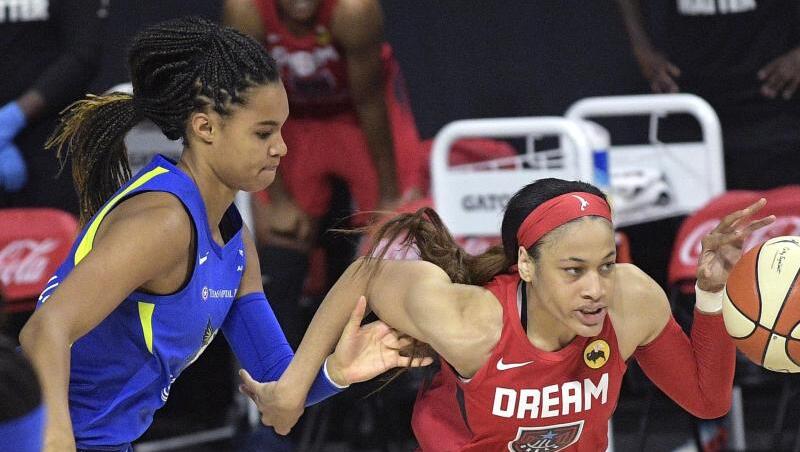 Satou Sabally (l) von den Dallas Wings im Zweikampf gegen Chennedy Carter von Atlanta Dream. Satou Sabally (l) von den Dallas Wings im Zweikampf gegen Chennedy Carter von Atlanta Dream.