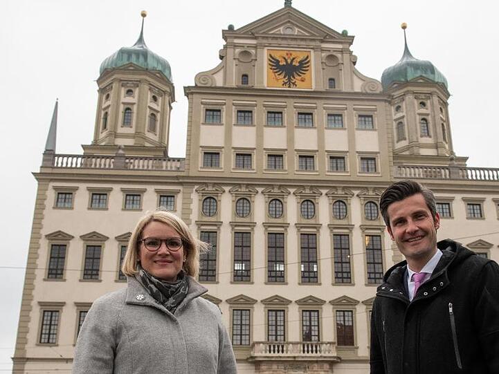 Eva Weber und Dirk Wurm vor dem Augsburger Rathaus. Foto: Stefan Puchner/dpa