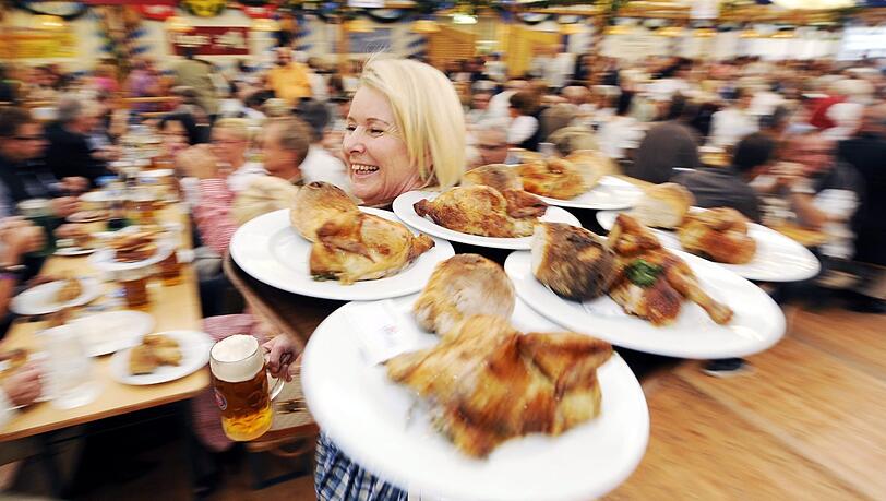Hendl über Hendl - auf der Wiesn wird viel Fleisch serviert. Nachhaltig ist das freilich nicht.