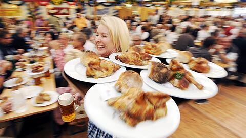Hendl über Hendl - auf der Wiesn wird viel Fleisch serviert. Nachhaltig ist das freilich nicht.