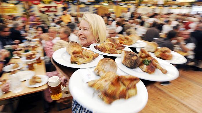 Hendl über Hendl - auf der Wiesn wird viel Fleisch serviert. Nachhaltig ist das freilich nicht.