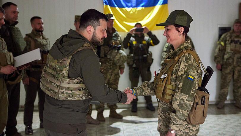 Die Reise nach Charkiw war der erste bekannte Besuch des ukrainischen Präsidenten im Frontgebiet im Osten des Landes seit Kriegsbeginn.
