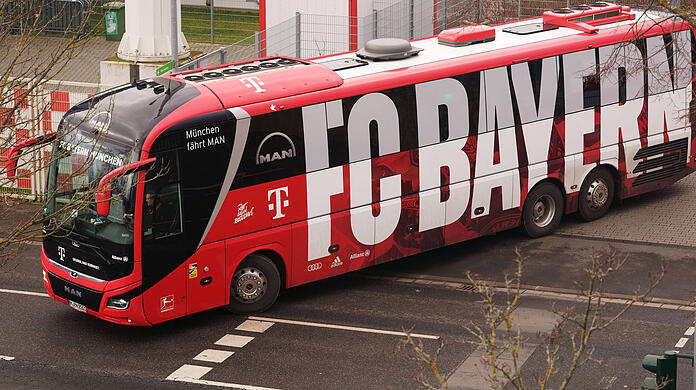 Der Mannschaftsbus des FC Bayern ist am Samstag verbotenerweise durch eine Rettungsgasse eskortiert worden. (Symbolbild)