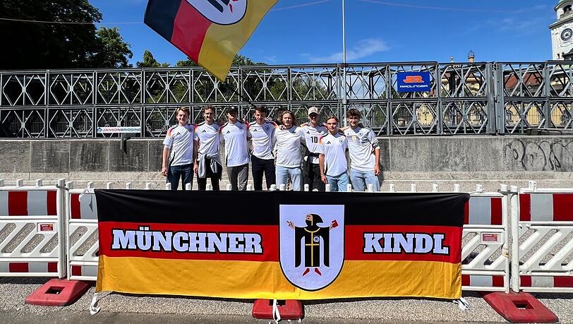 Mit dem Adler auf der Brust und dem Münchner Kindl im Herzen: Studenten aus München haben den Fanklub "Münchner Kindl" gegründet. Mit dem Adler auf der Brust und dem Münchner Kindl im Herzen: Studenten aus München haben den Fanklub "Münchner Kindl" gegründet.