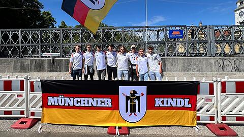 Mit dem Adler auf der Brust und dem Münchner Kindl im Herzen: Studenten aus München haben den Fanklub "Münchner Kindl" gegründet.