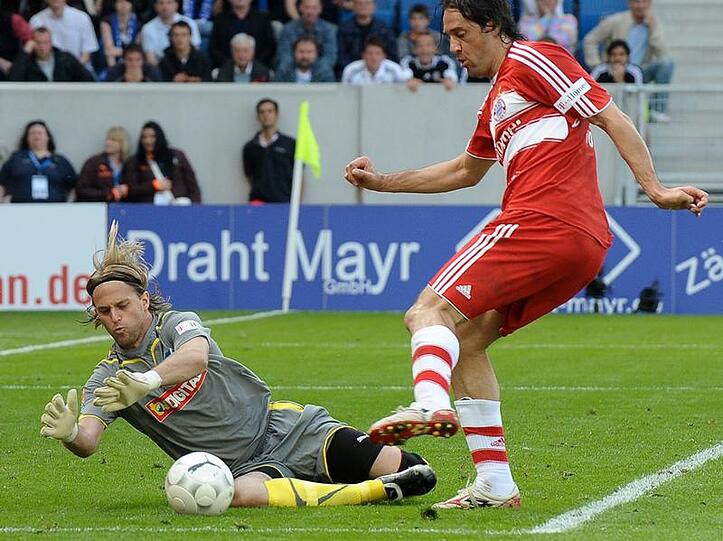 Um Fußesbreite: Luca Toni scheitert an Hoffenheims Torhüter Timo Hildebrand.