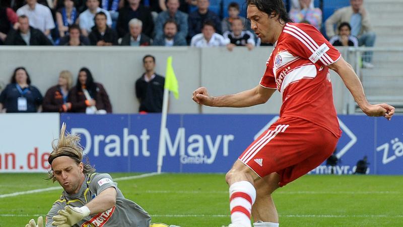 Um Fußesbreite: Luca Toni scheitert an Hoffenheims Torhüter Timo Hildebrand. Um Fußesbreite: Luca Toni scheitert an Hoffenheims Torhüter Timo Hildebrand.