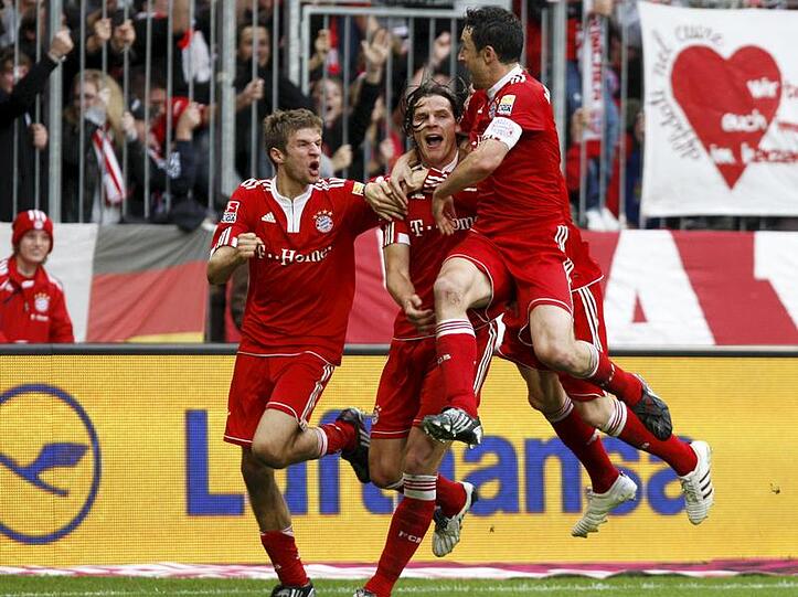 &bdquo;Ich habe gesagt: Okay, dann gehe ich halt nach vorne&ldquo;: Daniel van Buyten köpfte das 2:1 und feierte mit Müller (l.), Schweinsteiger und Kapitän van Bommel (r.). Foto: Ruiz