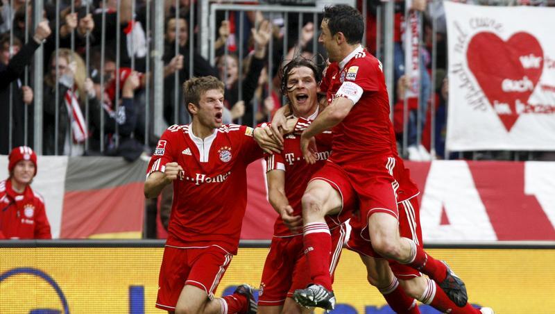 „Ich habe gesagt: Okay, dann gehe ich halt nach vorne“: Daniel van Buyten köpfte das 2:1 und feierte mit Müller (l.), Schweinsteiger und Kapitän van Bommel (r.). Foto: Ruiz „Ich habe gesagt: Okay, dann gehe ich halt nach vorne“: Daniel van Buyten köpfte das 2:1 und feierte mit Müller (l.), Schweinsteiger und Kapitän van Bommel (r.). Foto: Ruiz