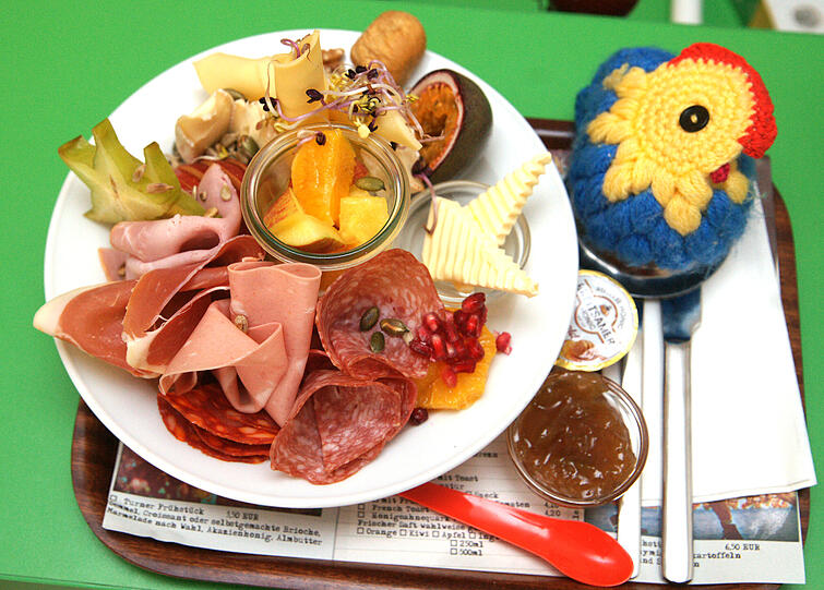 Das Sieger-Frühstück mit Wurst, Käse, Marmelade, Honig, Joghurt
und Obst, Bio-Ei, Brotkorb, Prosecco und O-Saft (14,90 Euro).