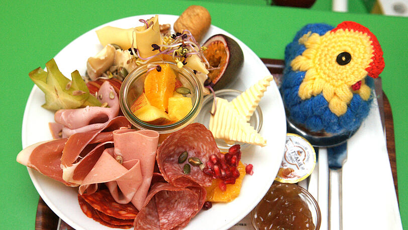 Das Sieger-Frühstück mit Wurst, Käse, Marmelade, Honig, Joghurt
und Obst, Bio-Ei, Brotkorb, Prosecco und O-Saft (14,90 Euro). Das Sieger-Frühstück mit Wurst, Käse, Marmelade, Honig, Joghurt
und Obst, Bio-Ei, Brotkorb, Prosecco und O-Saft (14,90 Euro).