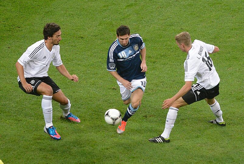 MATS HUMMELS: Ohne Note. Prallte mit Higuain zusammen, musste nach 23 Minuten mit einer leichten Halswirbelverletzung ausgewechselt werden.