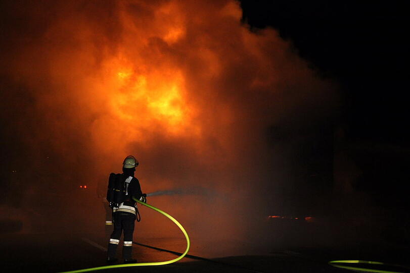 Auf der A94 steht ein Lkw in Flammen: Die Bilder vom Feuerwehreinsatz.