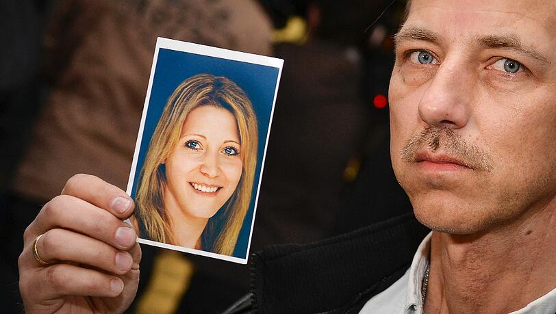 Mario S., Vater von Peggy, zeigt am 10.04.2014 vor Beginn des Wiederaufnahmeverfahrens vor dem Landgericht Bayreuth (Bayern) ein computergeneriertes Foto von Peggy, wie sie heute aussehen könnte Mario S., Vater von Peggy, zeigt am 10.04.2014 vor Beginn des Wiederaufnahmeverfahrens vor dem Landgericht Bayreuth (Bayern) ein computergeneriertes Foto von Peggy, wie sie heute aussehen könnte