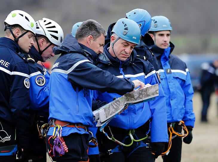 Rettungskräfte organisieren die Bergung der Germanwings-Maschine in den französischen Alpen