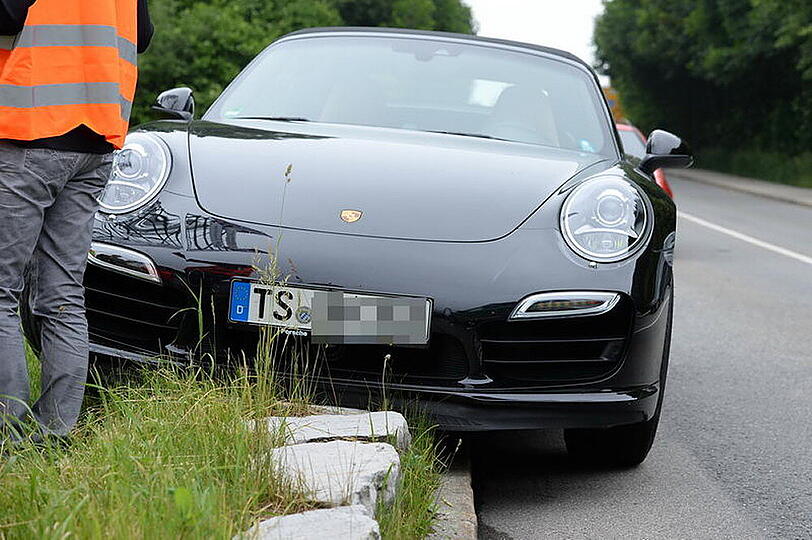 Nach dem Ausflug auf eine Begrenzungsmauer aus Naturstein musste der Porsche der Frau auf einen Auto-Lkw verfrachtet werden.