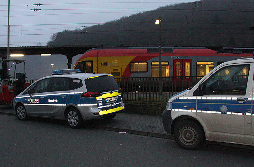 Bilder vom Tatort in Herborn: Am Donnerstagmorgen wurde hier ein Polizist erstochen.