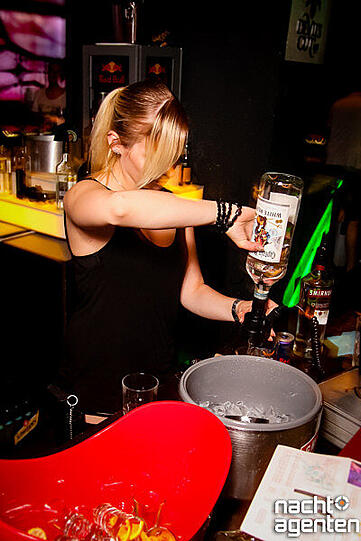 Die Drinks werden mit Frauenpower gemixt.
