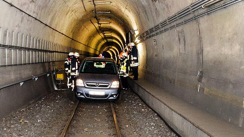 Ein Auto steckt im Stadtbahn-Tunnel in Bielefeld fest. Warum der Fahrerin die etwas unebene Fahrbahn nicht zu denken gab, bedarf noch der Klärung.