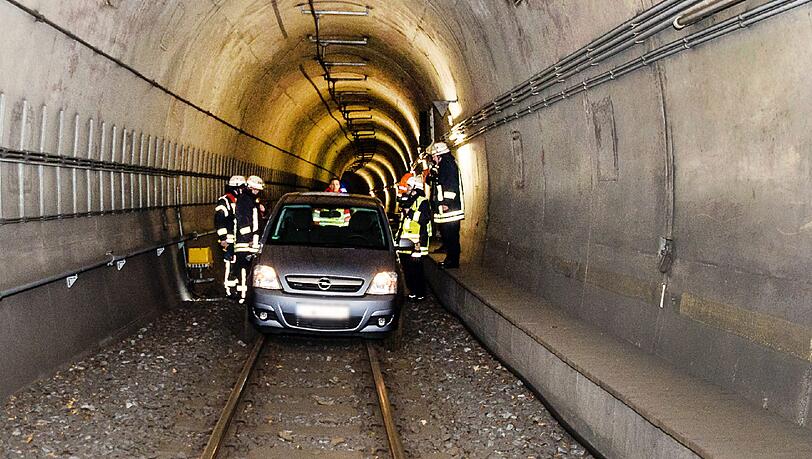 Ein Auto steckt im Stadtbahn-Tunnel in Bielefeld fest. Warum der Fahrerin die etwas unebene Fahrbahn nicht zu denken gab, bedarf noch der Klärung. Ein Auto steckt im Stadtbahn-Tunnel in Bielefeld fest. Warum der Fahrerin die etwas unebene Fahrbahn nicht zu denken gab, bedarf noch der Klärung.